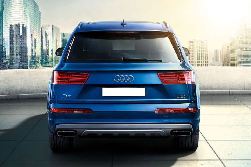 Full Rear View of Audi Q7 Full Rear View of Audi Q7