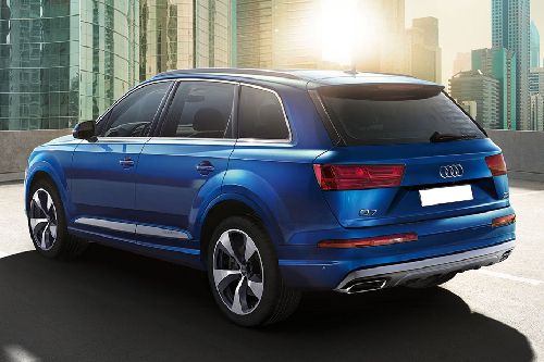 Rear Cross Side View of Audi Q7 Rear Cross Side View of Audi Q7