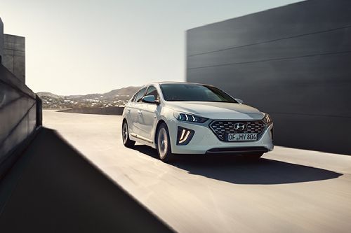 Hyundai Ioniq Hybrid Front Cross Side View Hyundai Ioniq Hybrid Front Cross Side View